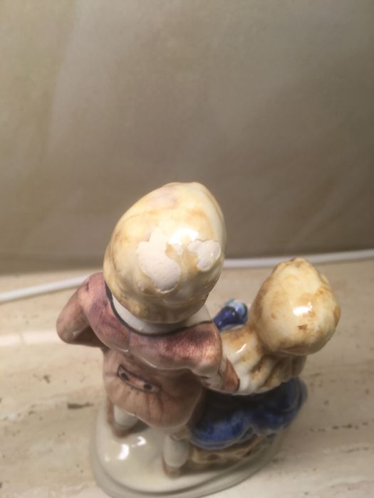 Figurka z porcelany chłopak i dziewczyna