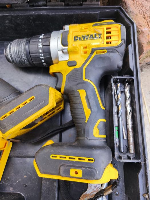 Б/У Набор аккумуляторного инструмента 4в1 в стиле  DeWalt гайковёрт,болгарка, шуруповёрт. 2 АКБ + зарядная станция