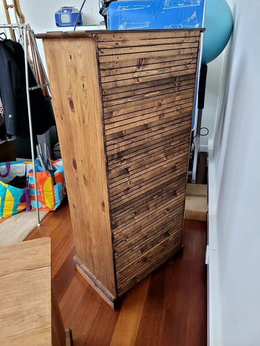 Cómoda e mesinha de cabeceira estilo rústico