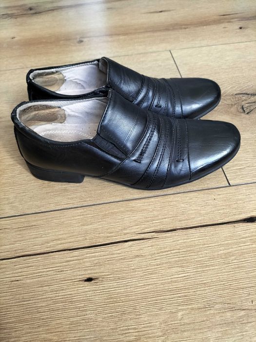 Czarne chłopięce buty galowe