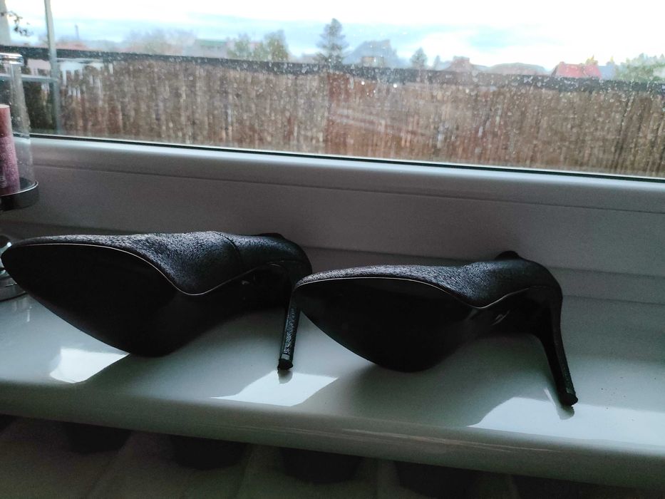 Szpilki Wojas antracytowe ze srebrnym zdobieniem