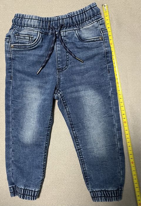 Zestaw bluza rozpinana Coccodrillo i spodnie jeansowe Reserved r.86