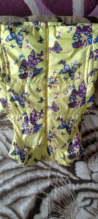 Безрукавка для дівчинки з капюшоном