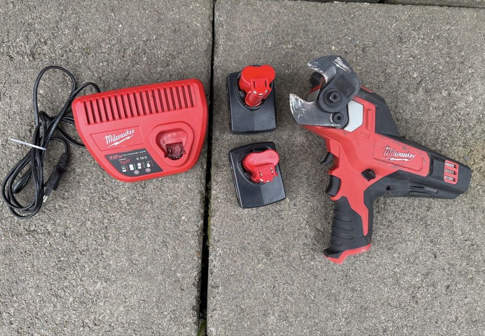 Акумуляторний кабелеріз Milwaukee M12 CC