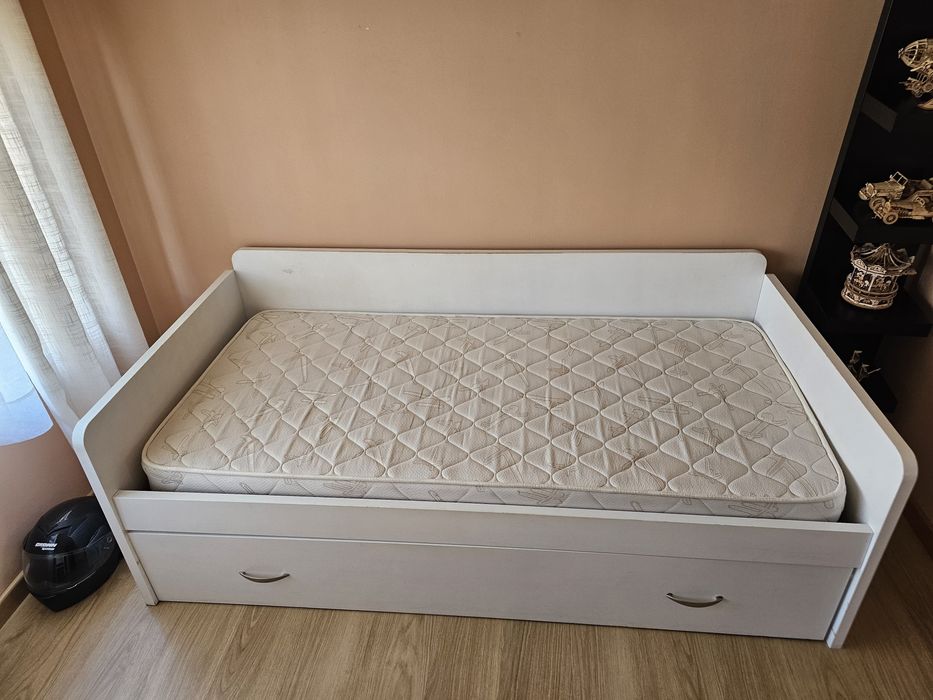Cama de solteiro branco com gaveta de baixo