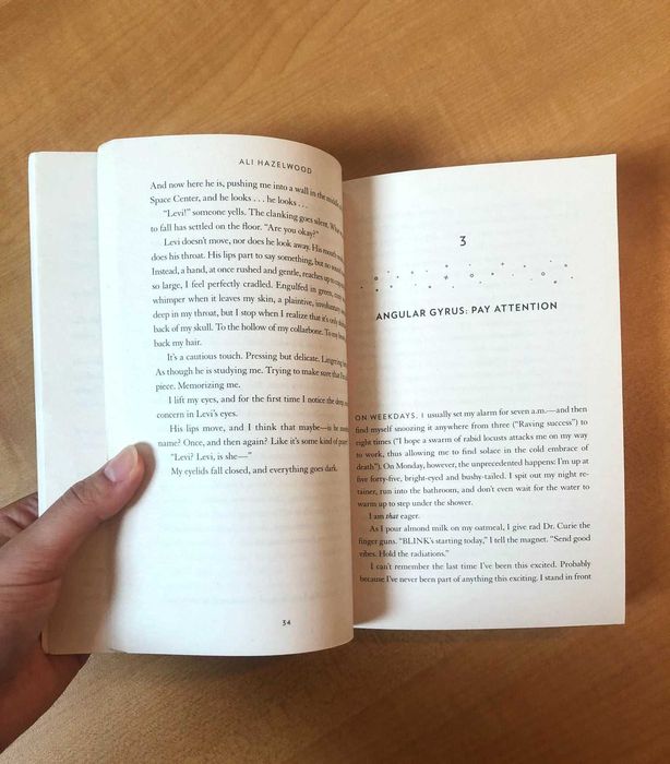 Livro "Love on the brain" de Ali Hazelwood completamente novo