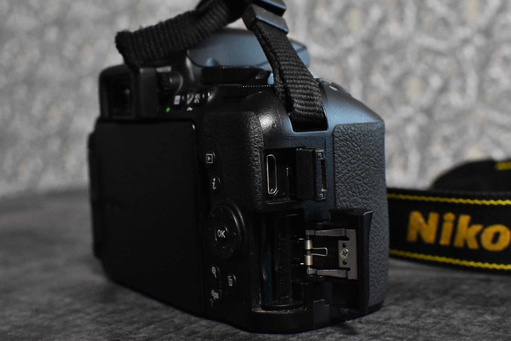 Фотоапарат Nikon d5600 з Nikon 18-55mm f/3.5-5.6 G AF-P DX