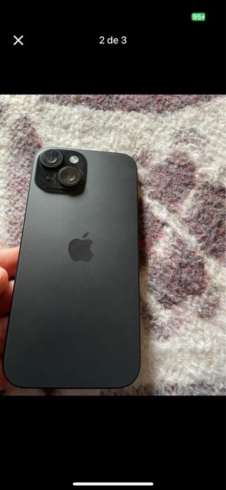 Iphone 15 normal com o ecra ligeiramente partido ao fundo