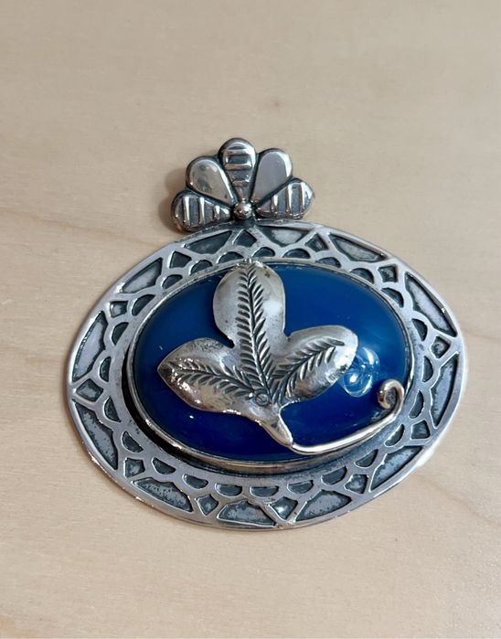 Pendente em prata e pedra azul marinho
