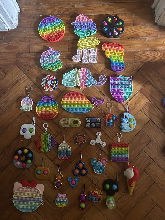 Fidget toys e malas em ótimo estado.