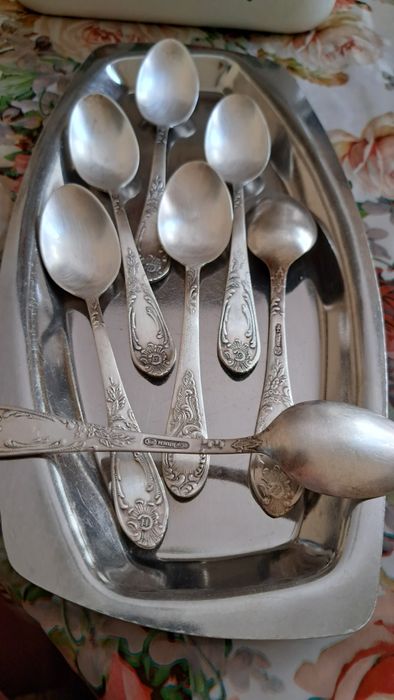 Банки 3л, 2л. Ложки мельхиор, Судочки. Косточкоудалитель.