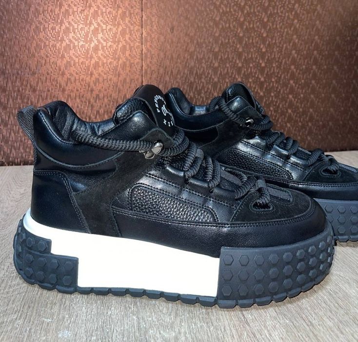 Продам високі кросівки