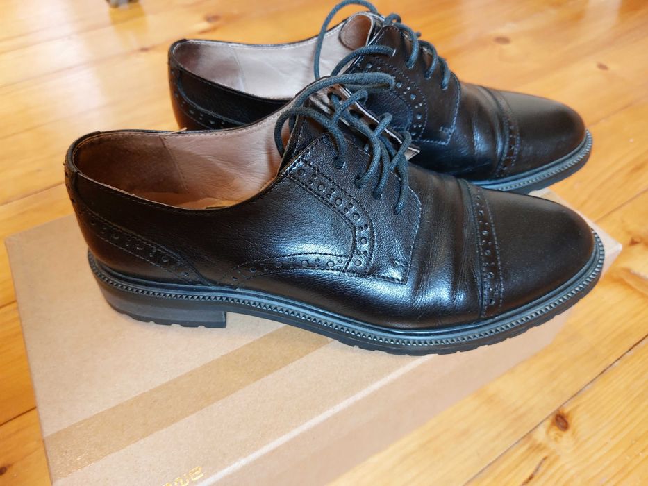 Жіночі шкіряні туфлі на шнурках