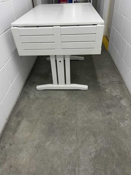 Mesa de pinho com 3 cadeiras, em muito bom estado