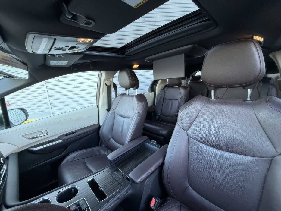 Toyota Sienna Platinum 7-Passenger      2023
