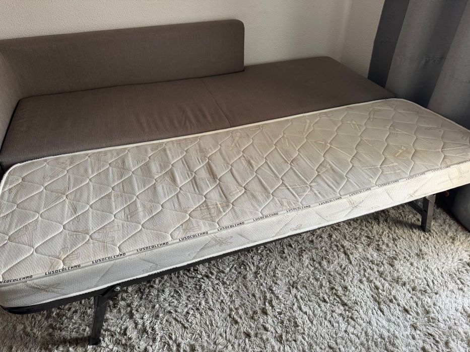 Sofa cama em oitmo estado Sofá cama.  Medidas:190x 68  Valor 60