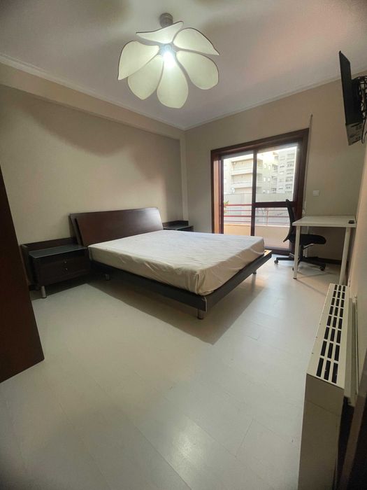 Cama casal em madeira com mesinhas incorporadas