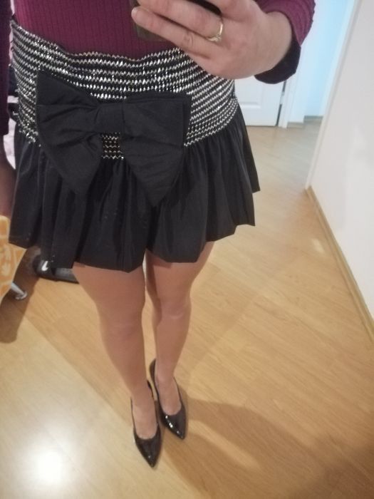 Spódniczka mini z kokardą na sylwestra