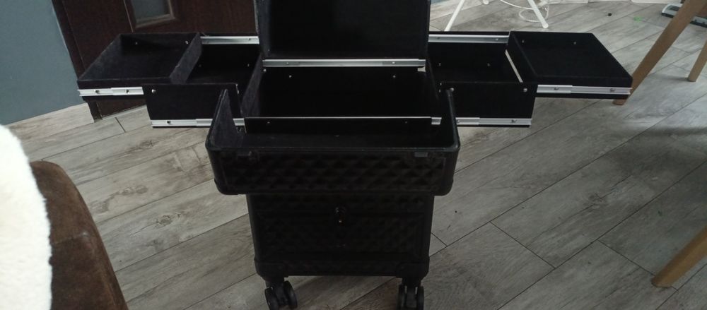 Walizka na kółkach na kosmetyki