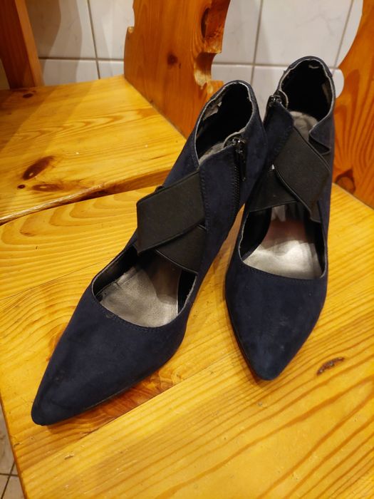Granatowe, eleganckie szpilki