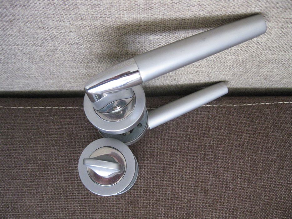 Klamka do drzwi nowa.