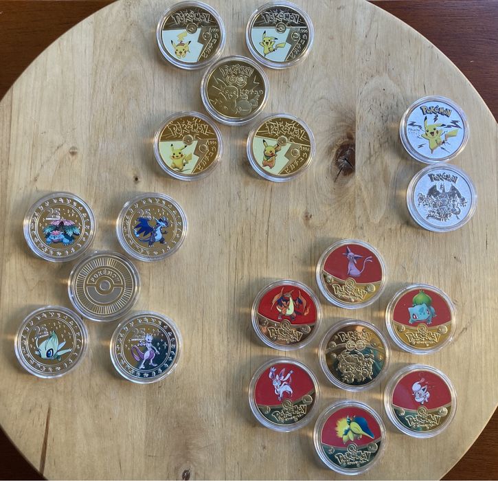Caixa estojo veludo moedas pokemon + carta metalica