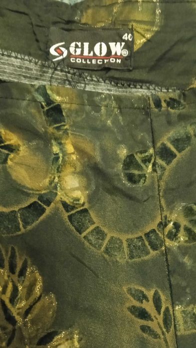 Спідниця з парчової тканини темно зеленого кольору.