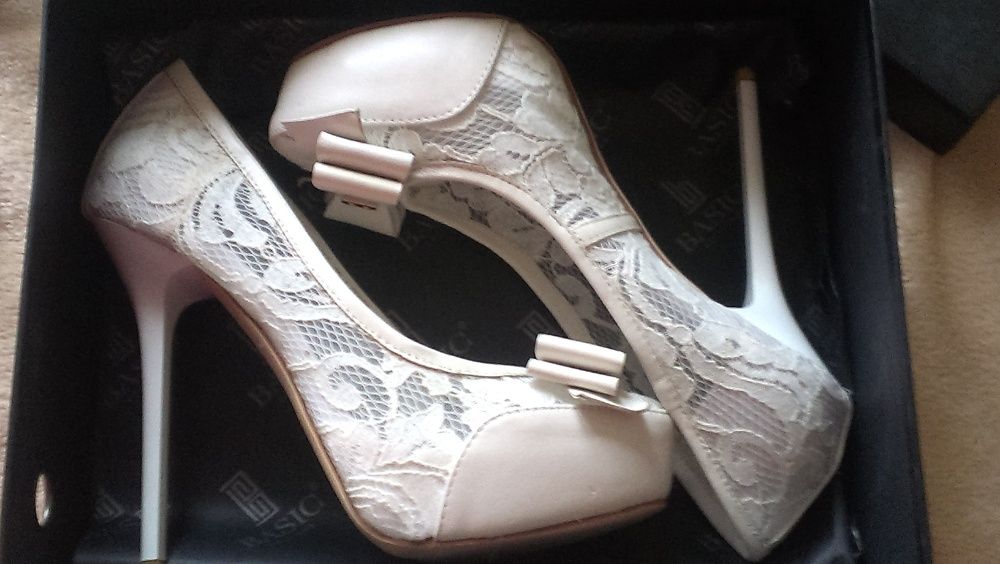 Кожаные туфли с кружевом, р.38