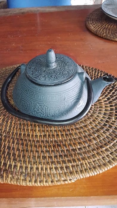 Chaleira estilo marroquino de ferro fundido c/ infusor - Nova
