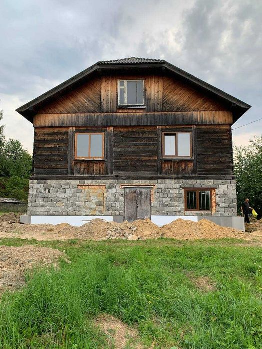 Будинок біля гір