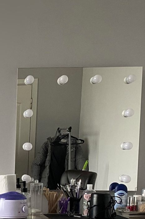 Гримерое зеркало с лампочками