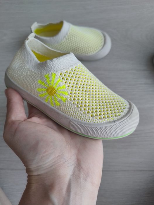 Яскраві тапочки на дівчинку