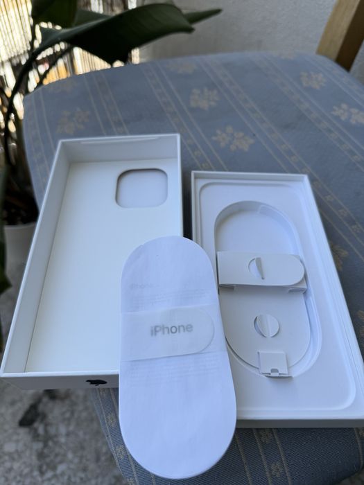 Vendo Caixa de iphone 16 pro max Black titanium