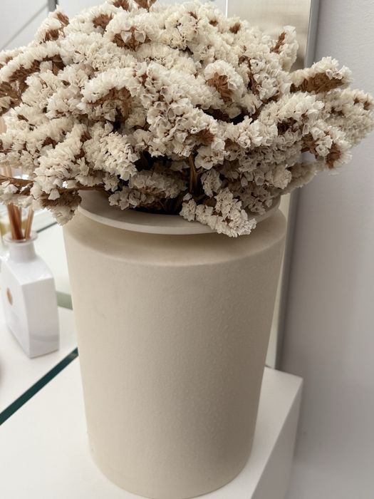 Jarra com flores secas brancas