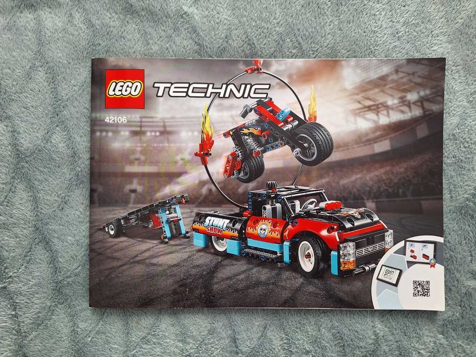 Klocki LEGO Technic 42106 Furgonetka i motocykl kaskaderski