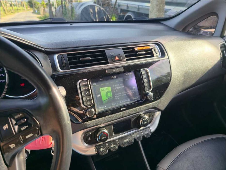 Kia Rio 1.1 CRDi 2016 - Muito Bem Equipado - 108.000 km