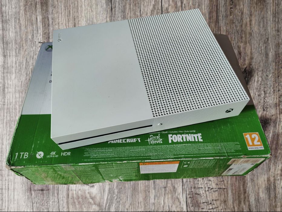 Xbox one s 500гб ( бан ) не шумить, не гріється, дисковод працює добре ( комплект на фото )
