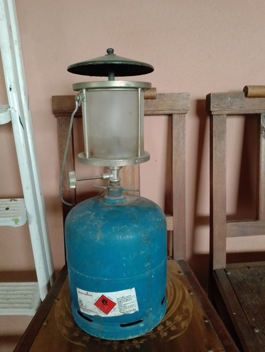 Excellent-condition gas lamp