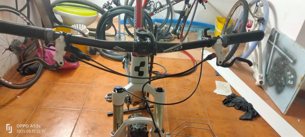 Bicicleta Cube suspensão total tamanho M