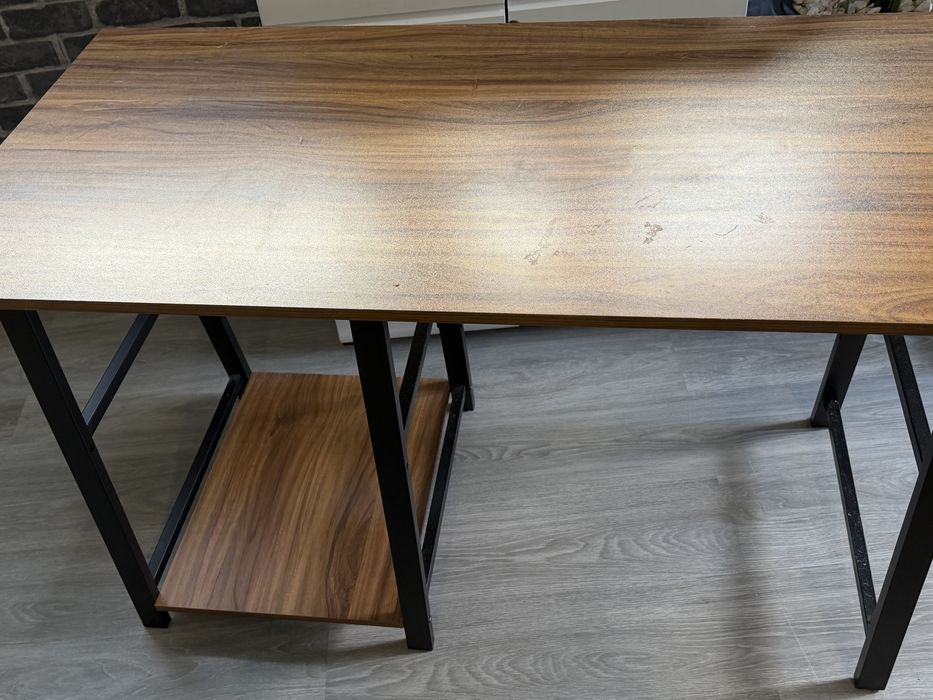 Vendo cadeira gamig e mesa todo como novo