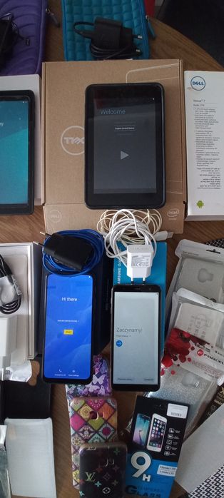 Zestaw 6 telefonów i 2 tabletów z akcesoriami