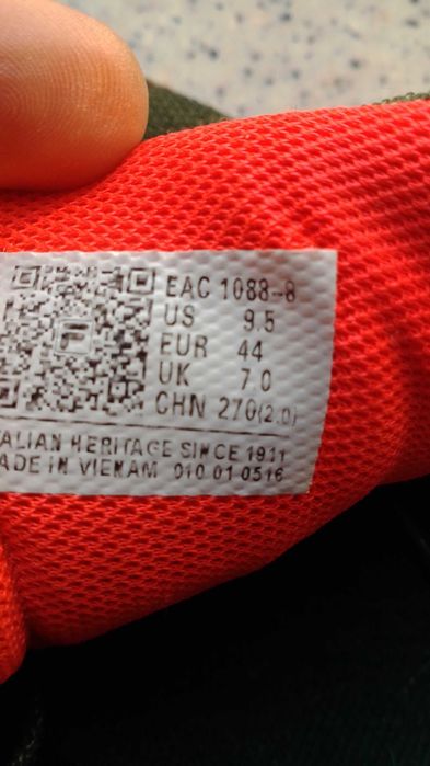 Фирменные кроссовки FINA 43р на подростка.