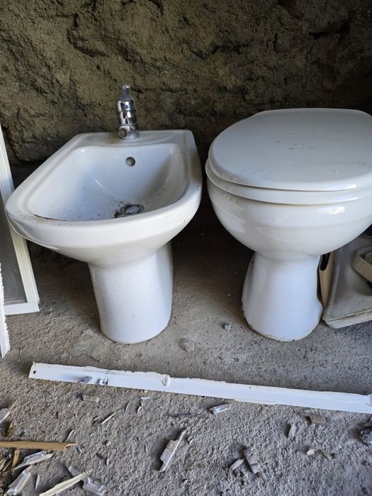 Vários materiais de WC como novos..