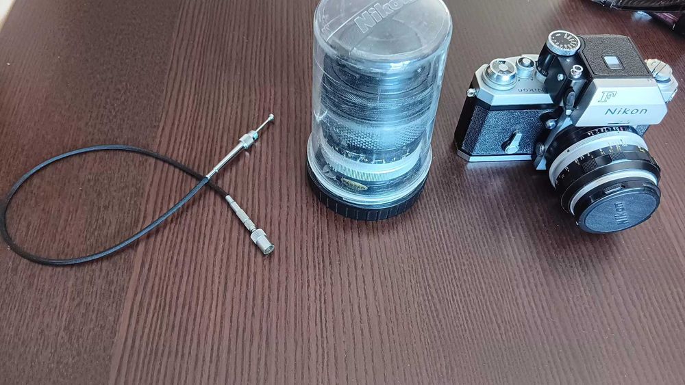 Nikon F analógica com 2 lentes