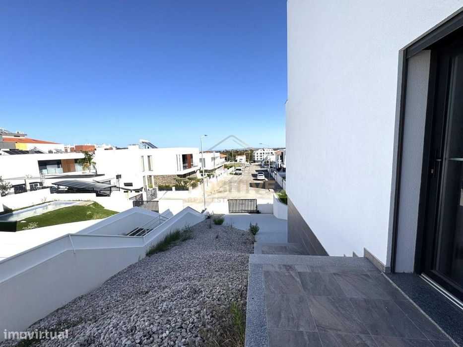 Moradia T4 em Vale de Milhaços | Espaço, luz natural |  A33 e A2 | A 2