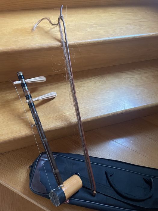 Instrumento musical chines “Ehru”