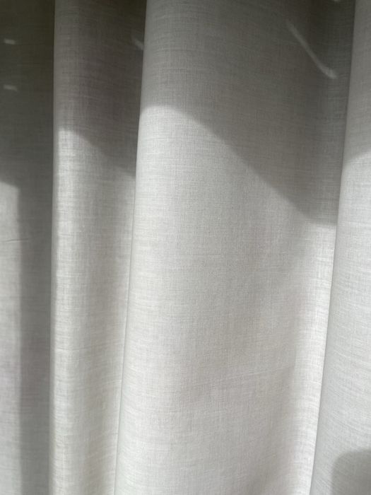 Cortinado com tecido floral estampado, com varão em latão
