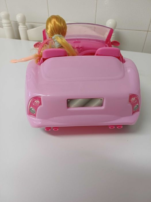 Barbie com o carro rosa