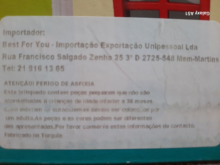 Casa com serviço de chá para crianças