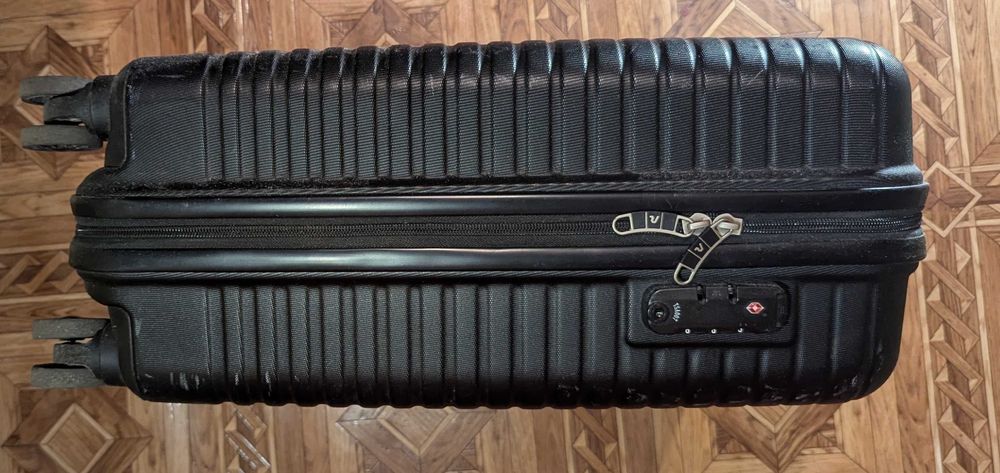 Валіза Roncato Sunlite ручна поклажа 41 л Чорна (413043/01)